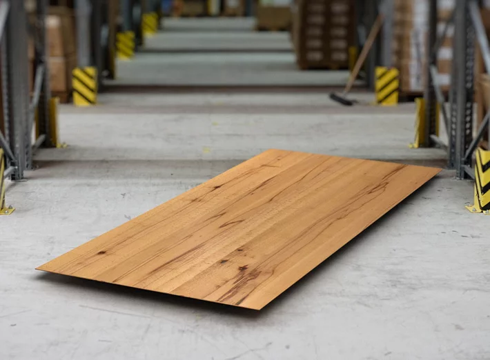 Echtholz Tischplatte aus Kernbuche mit Schweizer Kante nach Maß gefertigt.