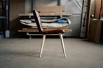 Echtleder Stuhl mit Holzbeinen in verschiedenen Farben.