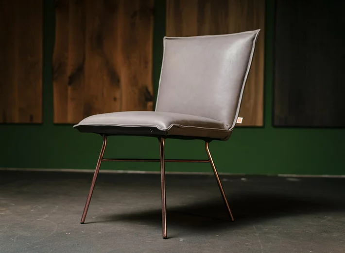 Komfortabler Stuhl aus Echtleder mit Stuhlbeinen - Modell Sanne ohne Armlehne