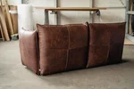 Rückseitenansicht - Zwei Sitzer Designer Sofa aus Leder Vasa in Bonanza Dark Tan