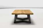 Echtholztisch für dein Wohnzimmer mit einem modernen Kufengestell aus Stahl