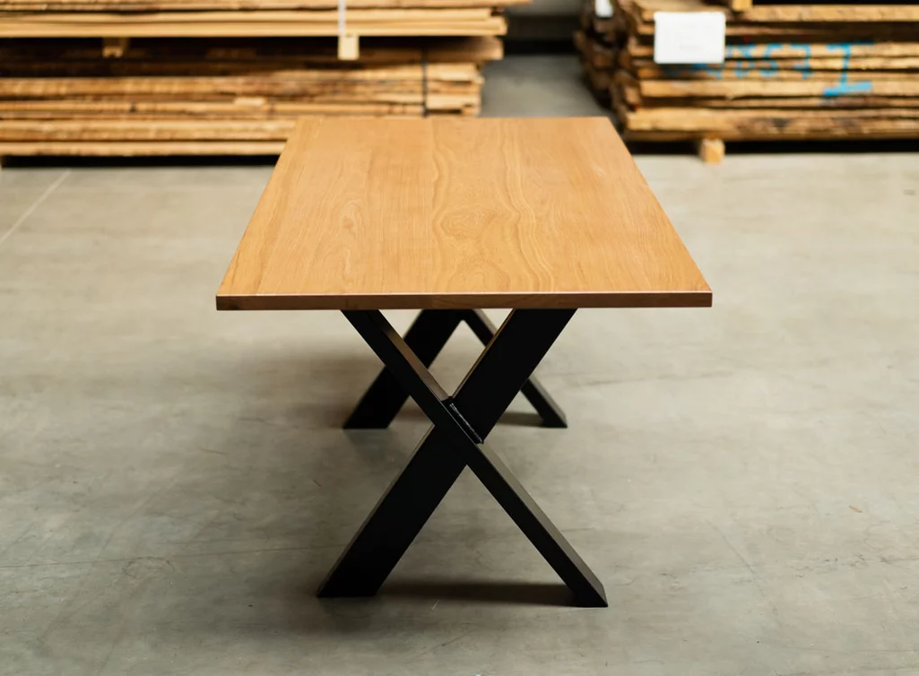 Esszimmertisch massiv aus Eichenholz mit einem Metall Tischgestell
