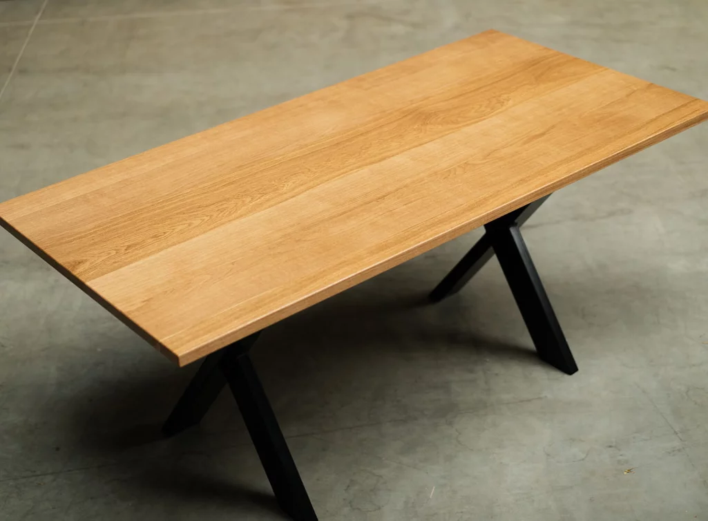 Filigraner Tisch Eiche mit einem X-Gestell nach Maß gefertigt