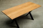 Filigraner Tisch Eiche mit einem X-Gestell nach Maß gefertigt