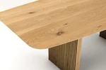 Detailansicht: Echtholztisch aus massiver Eiche mit Astanteil