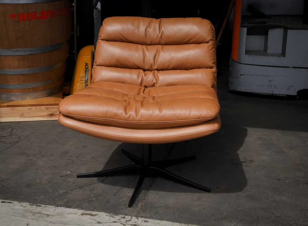 Drehsessel Leder in der Farbe Cognac mit schwarzem Metallgestell