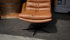 Drehsessel Leder in der Farbe Cognac mit schwarzem Metallgestell