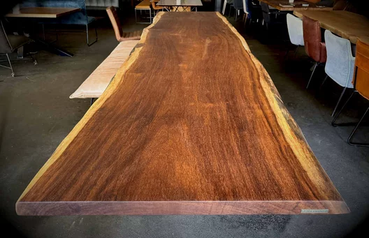 Kambala Tischplatte aus einem Stück – 470 cm Baumscheibe mit Baumkante