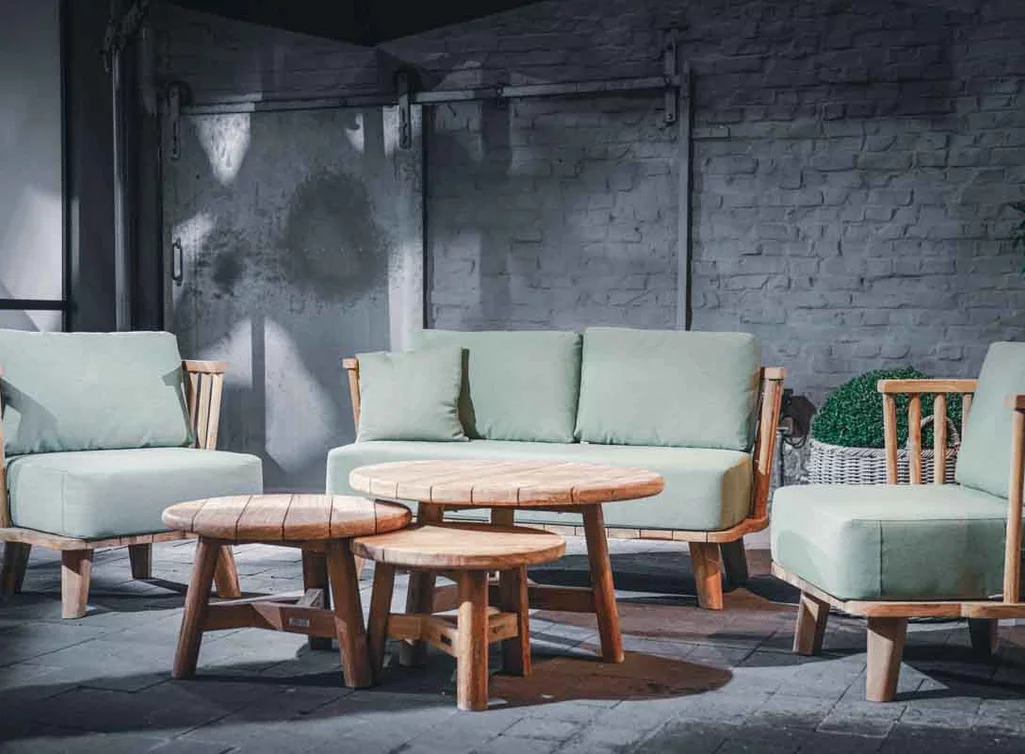 Relax-Lounge DL1376 aus recyceltem Teakholz mit Sofa, Sessel und runden Beistelltischen