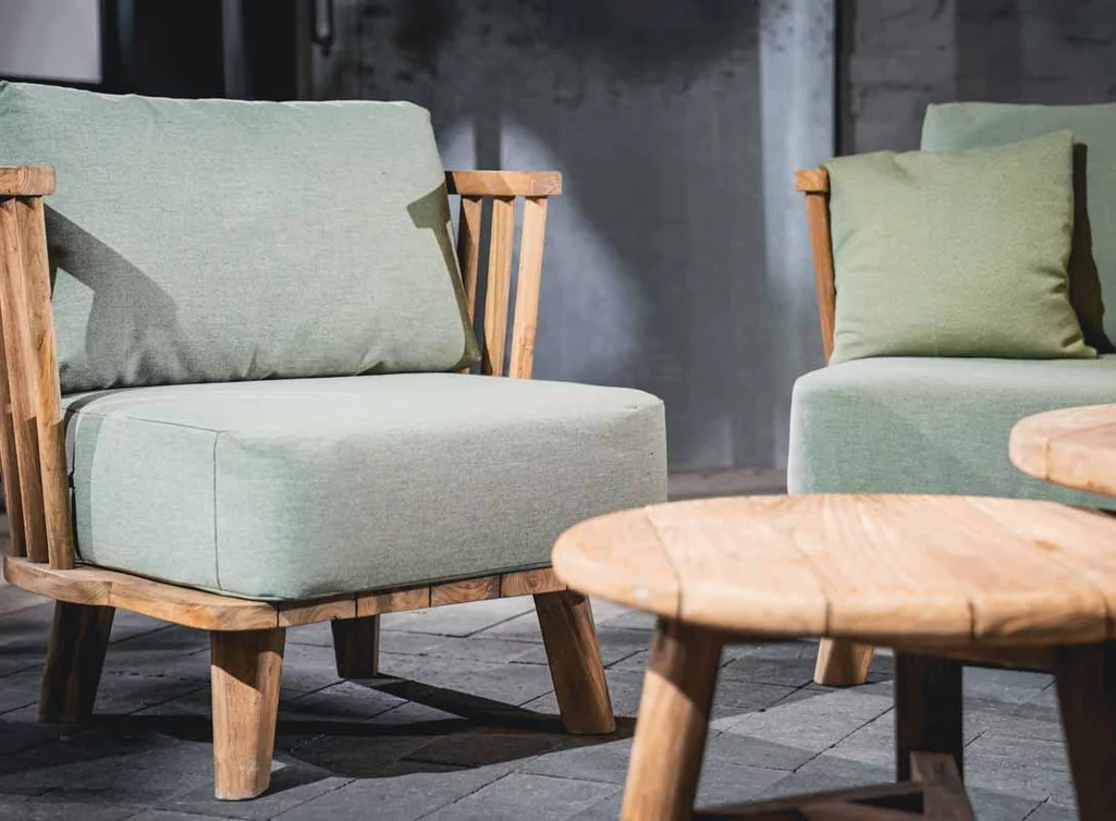 Lounge-Sessel DL1376 aus recyceltem Teakholz mit Outdoor-Polster und runden Teak-Beistelltischen