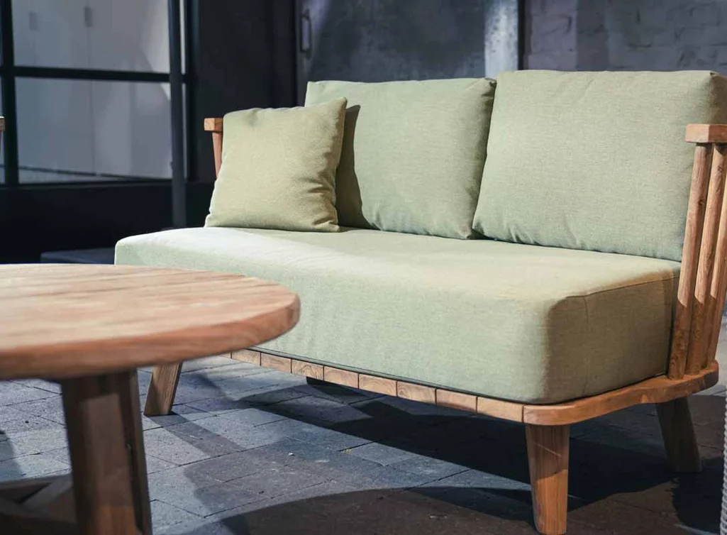 2-Sitzer Outdoor-Sofa DL1376 aus recyceltem Teakholz mit Sunbrella-Polstern