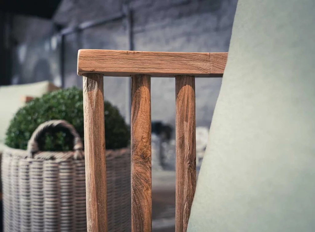 Detail der Teakholzkonstruktion und Polsterung der Relax-Lounge DL1376