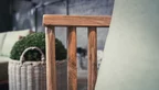 Detail der Teakholzkonstruktion und Polsterung der Relax-Lounge DL1376