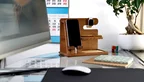 Schreibtisch-Organizer aus Eschenholz neben Monitor und Maus an einem eingerichteten Arbeitsplatz