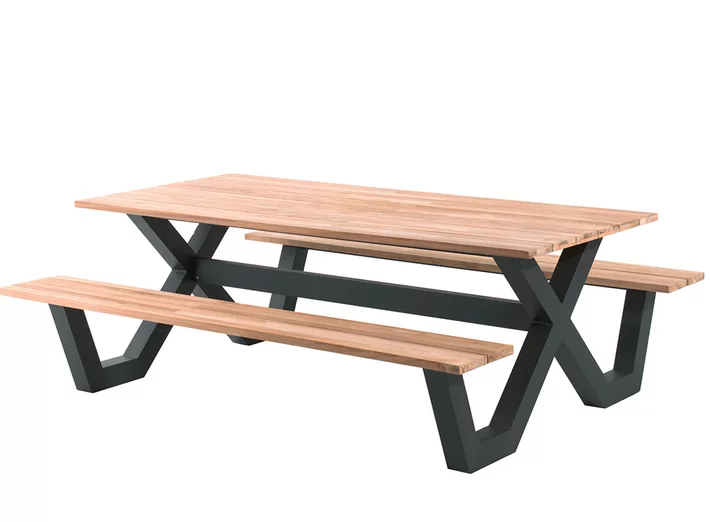 Picknicktisch aus Teakholz und Aluminium gefertigt