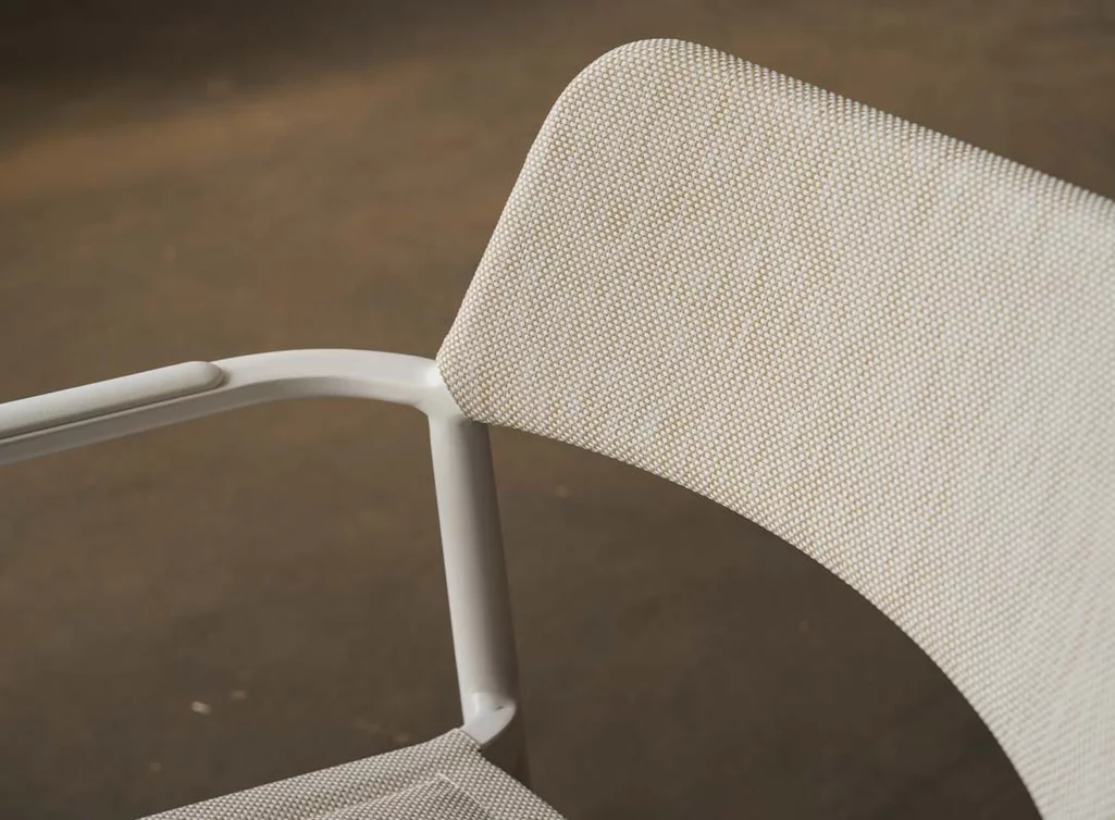 Detailansicht Gartenstuhl weiß der Rückenlehne