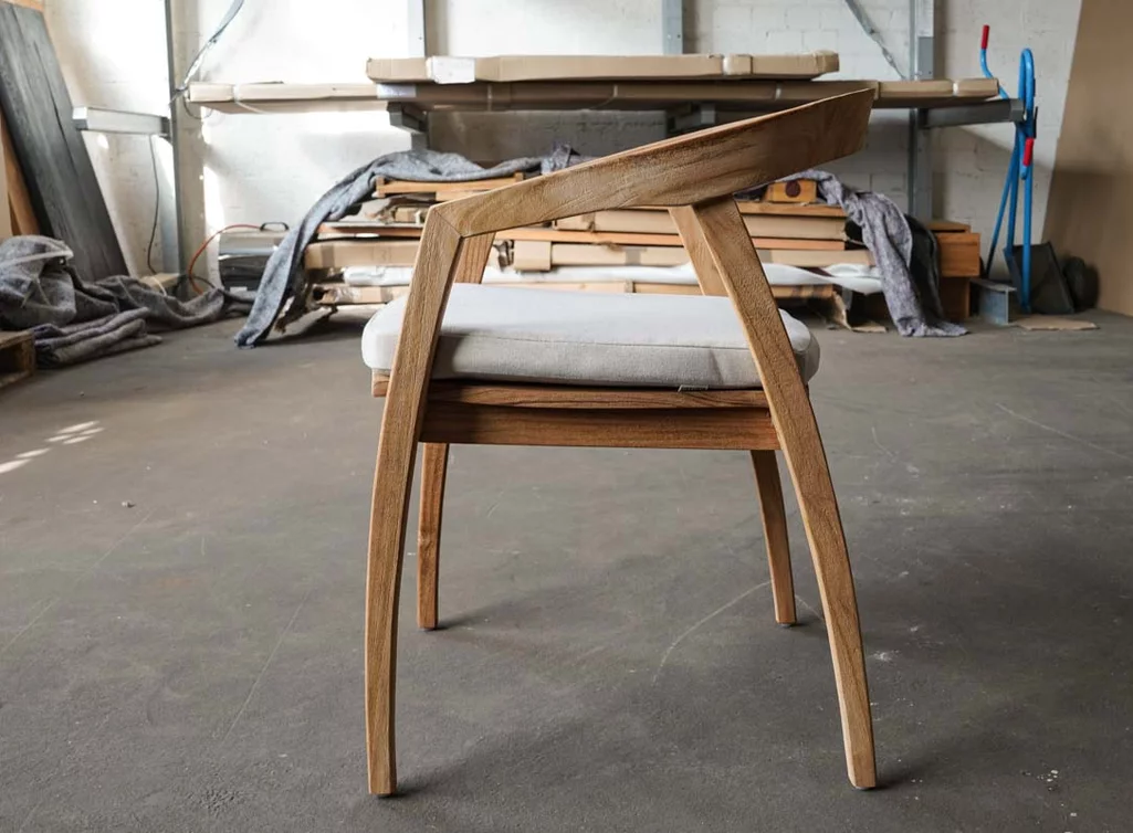Gartenstuhl aus Holz im modernen Design gefertigt