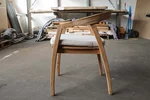 Gartenstuhl aus Holz im modernen Design gefertigt
