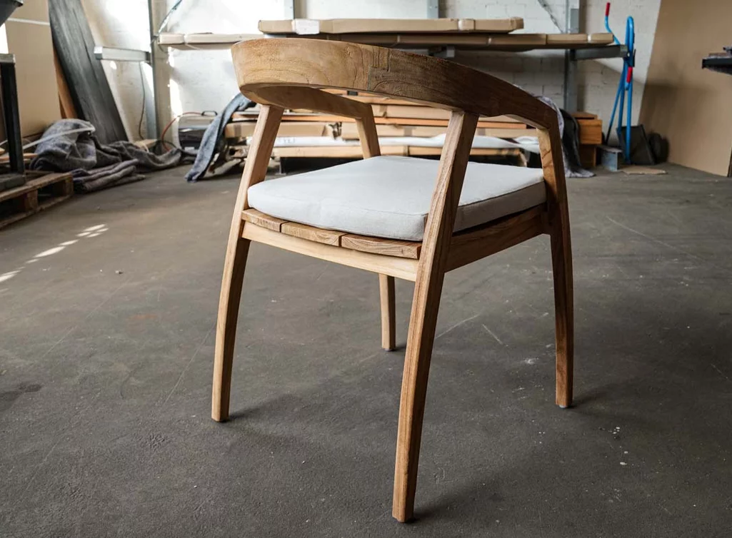 Moderner Gartenstuhl aus massivem Teakholz gefertigt