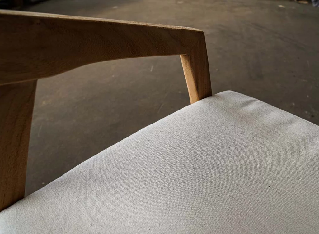 Teak Stuhl Detailansicht Holz und Stoff