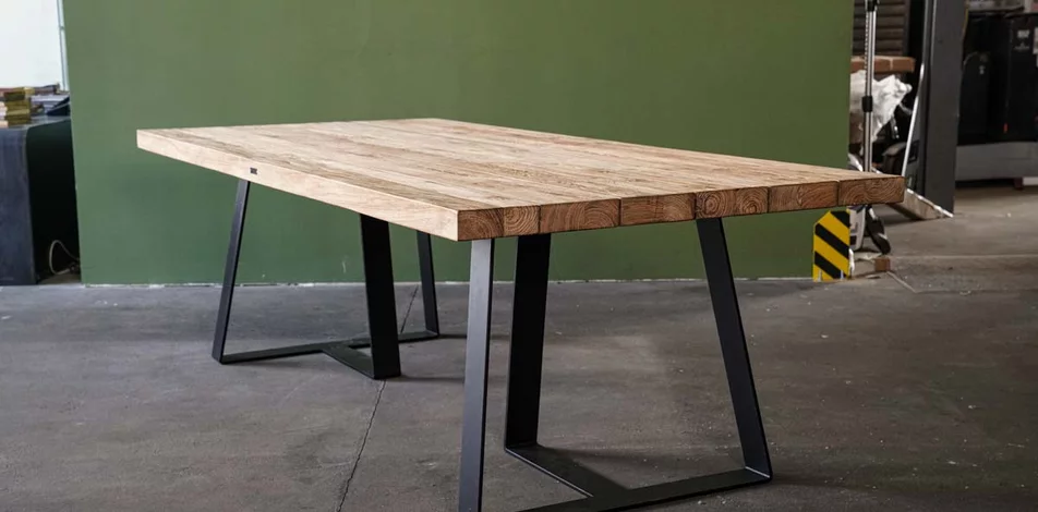 Gartenmöbel Tisch aus Teakholz und Metall
