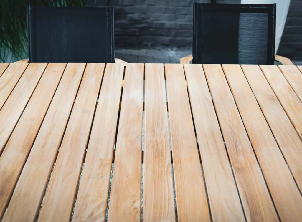 Gartentisch massiv Detailansicht der Tischplatte