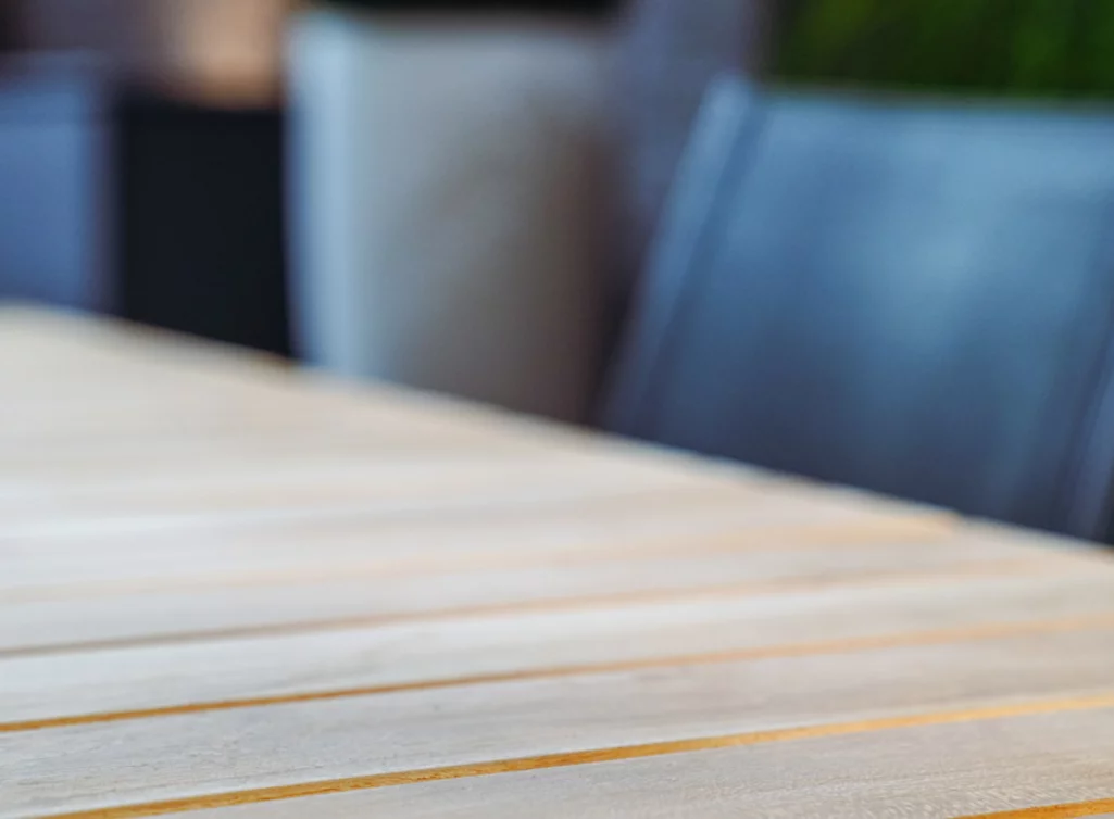 Gartentisch modern aus Teak und Metall