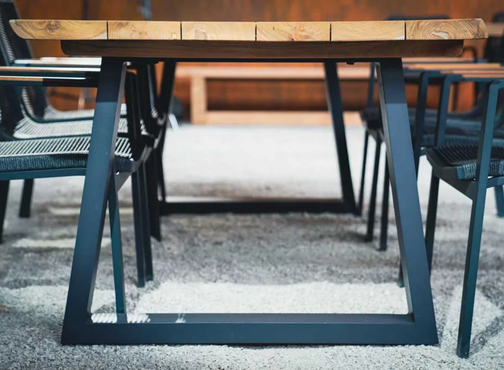 Gartentisch massiv aus Teak mit einem Metall Gestell