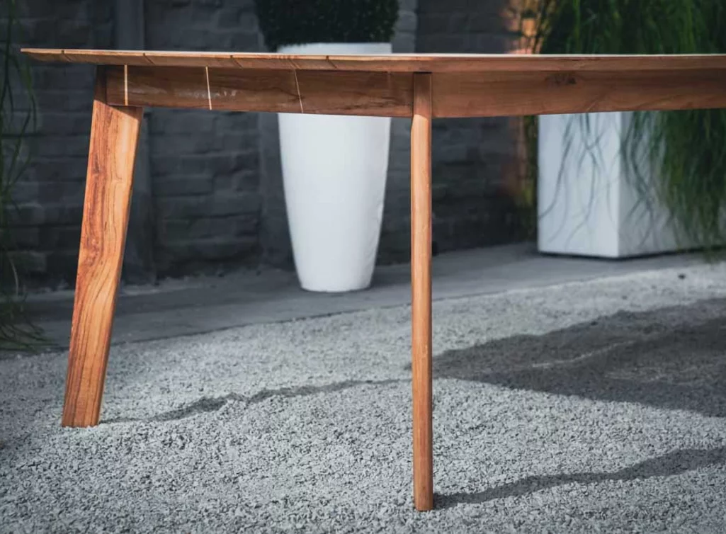 Teak Gartentisch mit Holzbeinen gefertigt