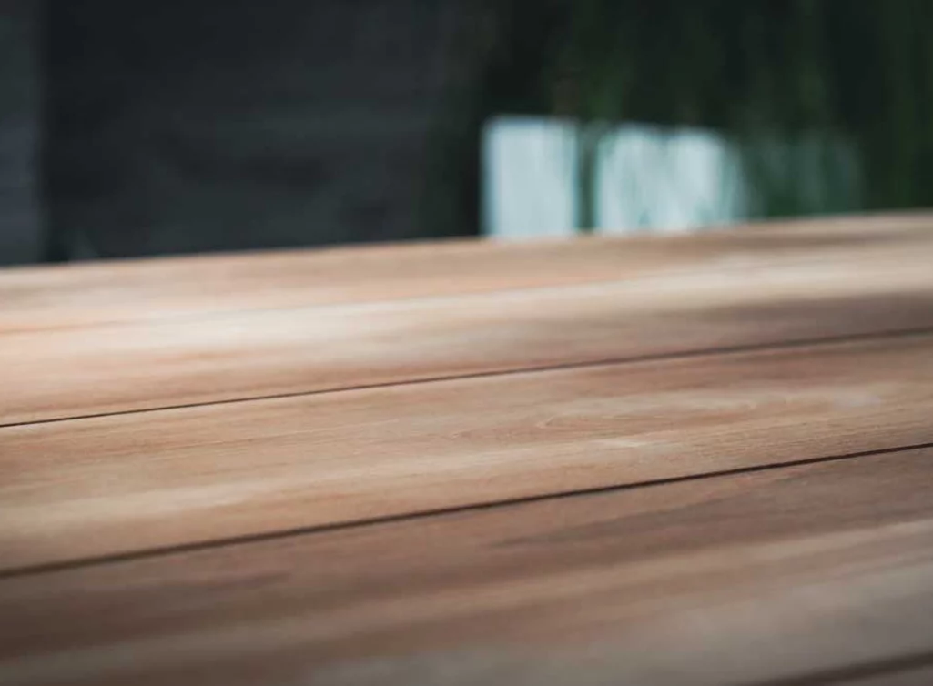 Teak Gartentisch modern Detail der Tischplatte
