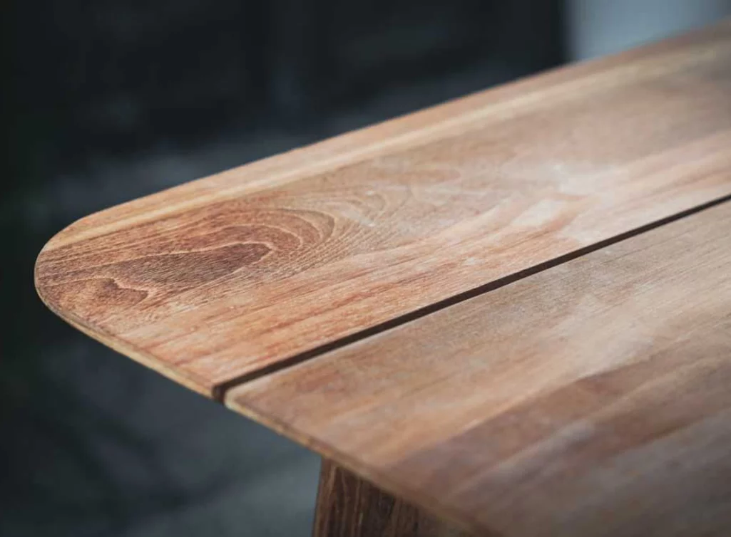 Detailansicht Gartentisch modern Oberfläche der Platte