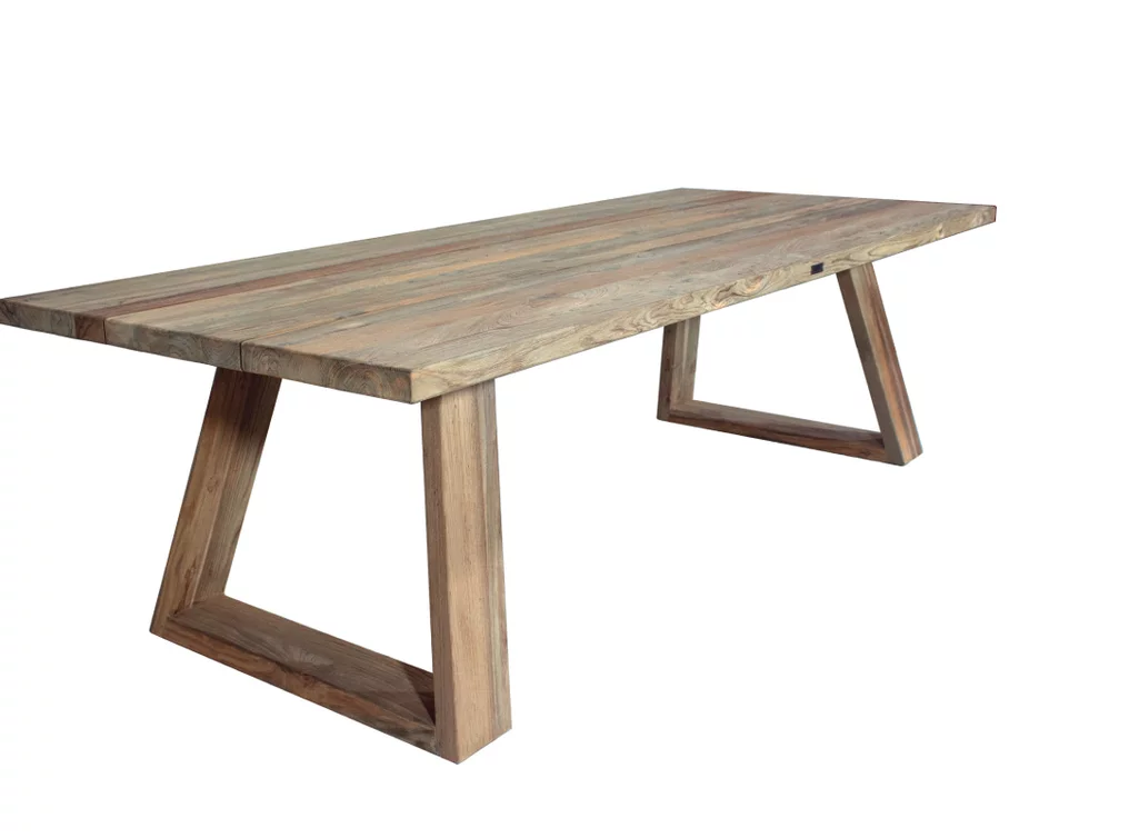 Moderner Gartentisch aus massivem recyceltem Teakholz mit trapezförmigem Holzgestell.