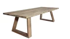 Moderner Gartentisch aus massivem recyceltem Teakholz mit trapezförmigem Holzgestell.