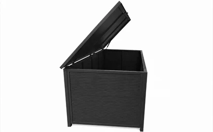 Große Outdoor Kissenbox aus Aluminium mit geöffnetem Deckel und viel Stauraum