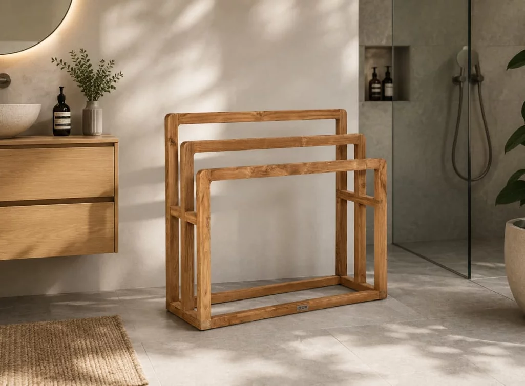 Freistehender Handtuchhalter aus recyceltem Teakholz im Badezimmer