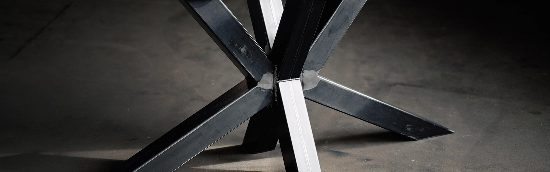 Kreuz-Tischgestelle aus Metall und Holz