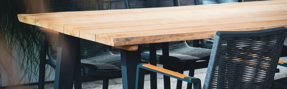 GARTENMÖBEL AUS METALL UND HOLZ
