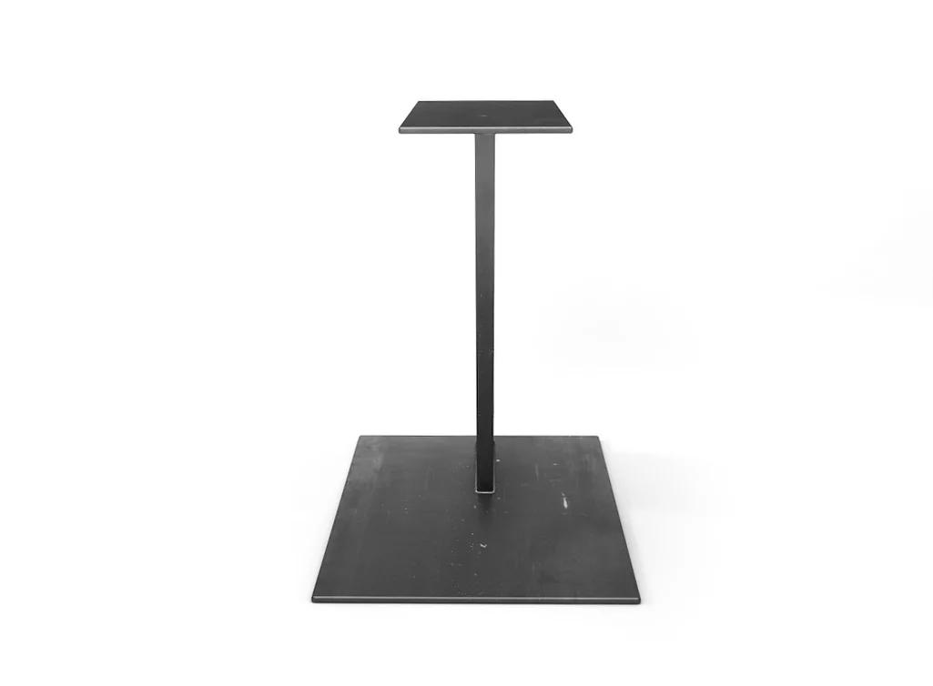 Metall Tischgestell nach Maß in der Frontansicht sehr filigran