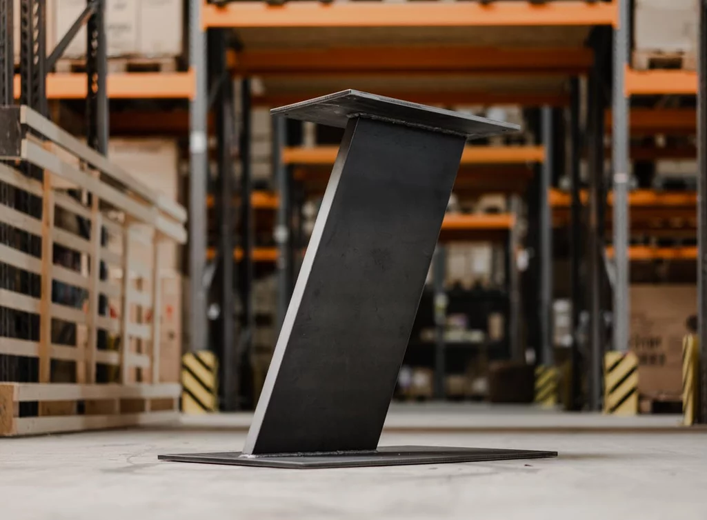 Metall Tischgestell nach Maß in schräger Bauweise