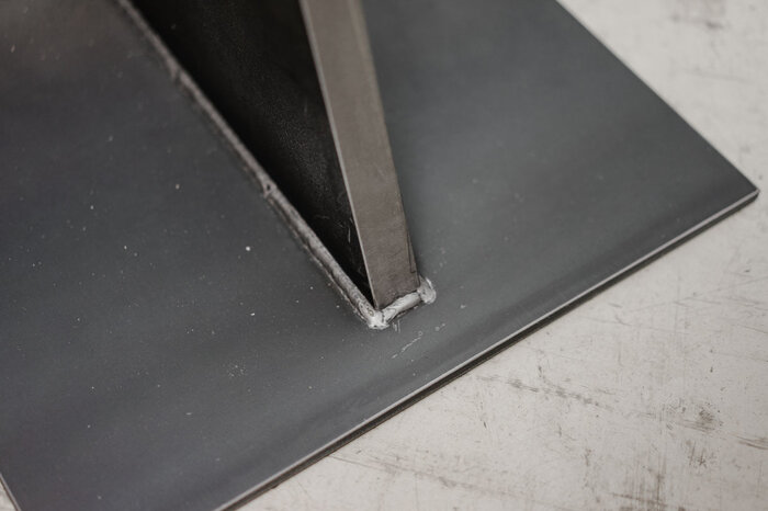 Detailansicht Schweißnaht Tischgestell Stahl Mittelfuß