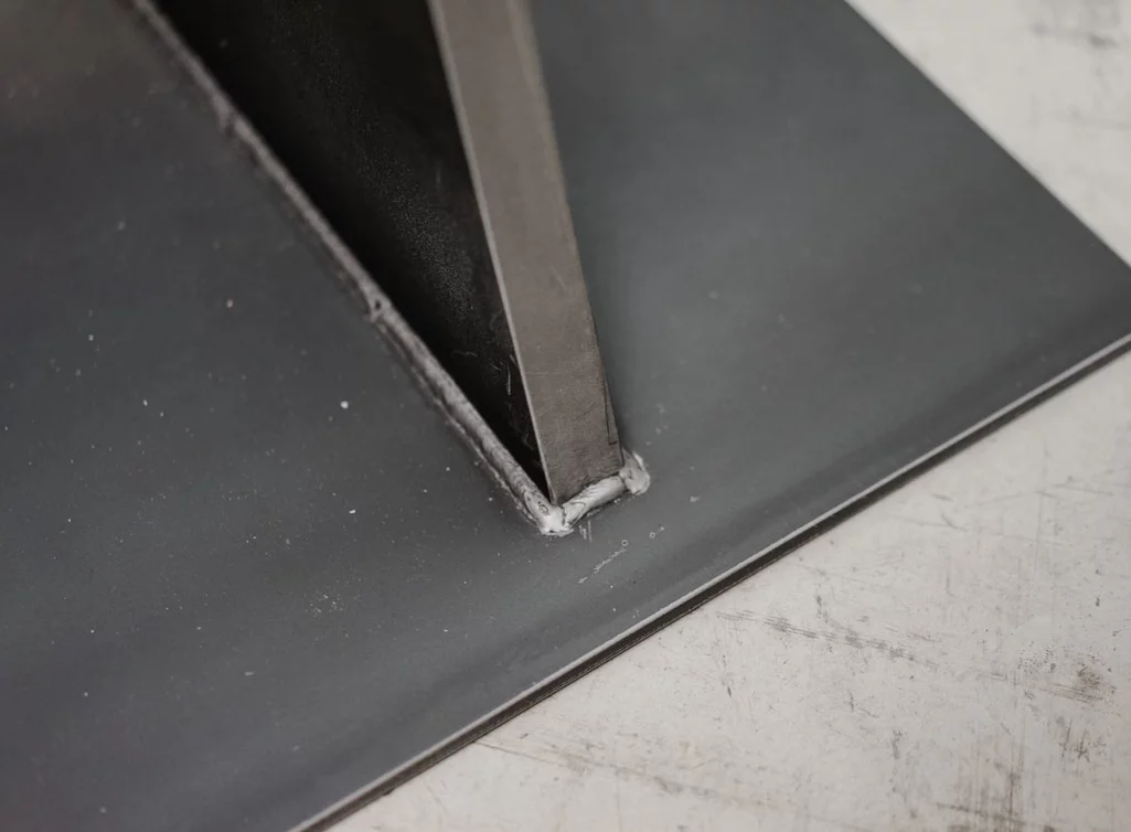 Detailansicht Schweißnaht Tischgestell Stahl Mittelfuß