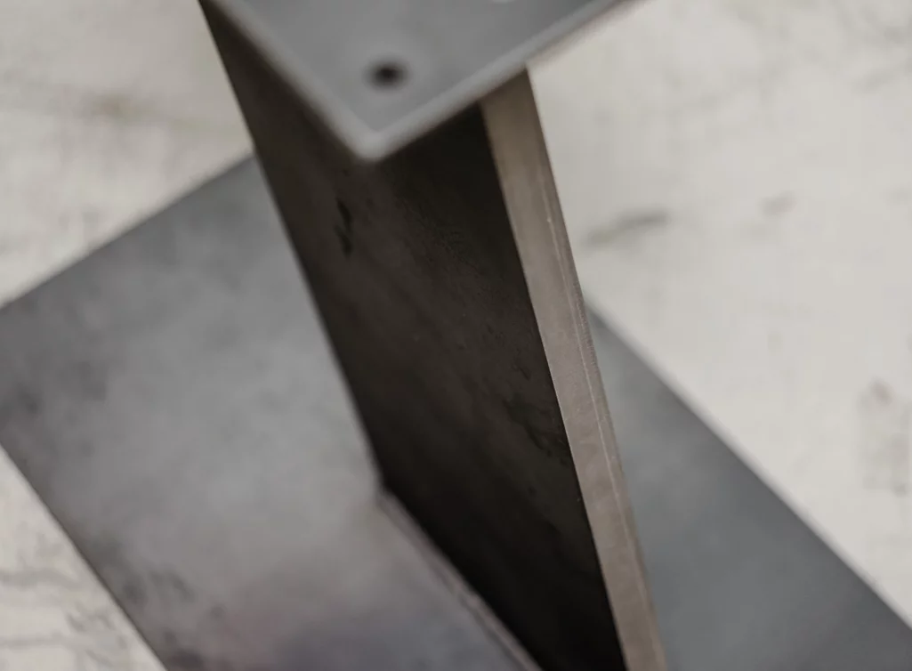 Detailansicht Tischuntergestell Mittelfuß schräg