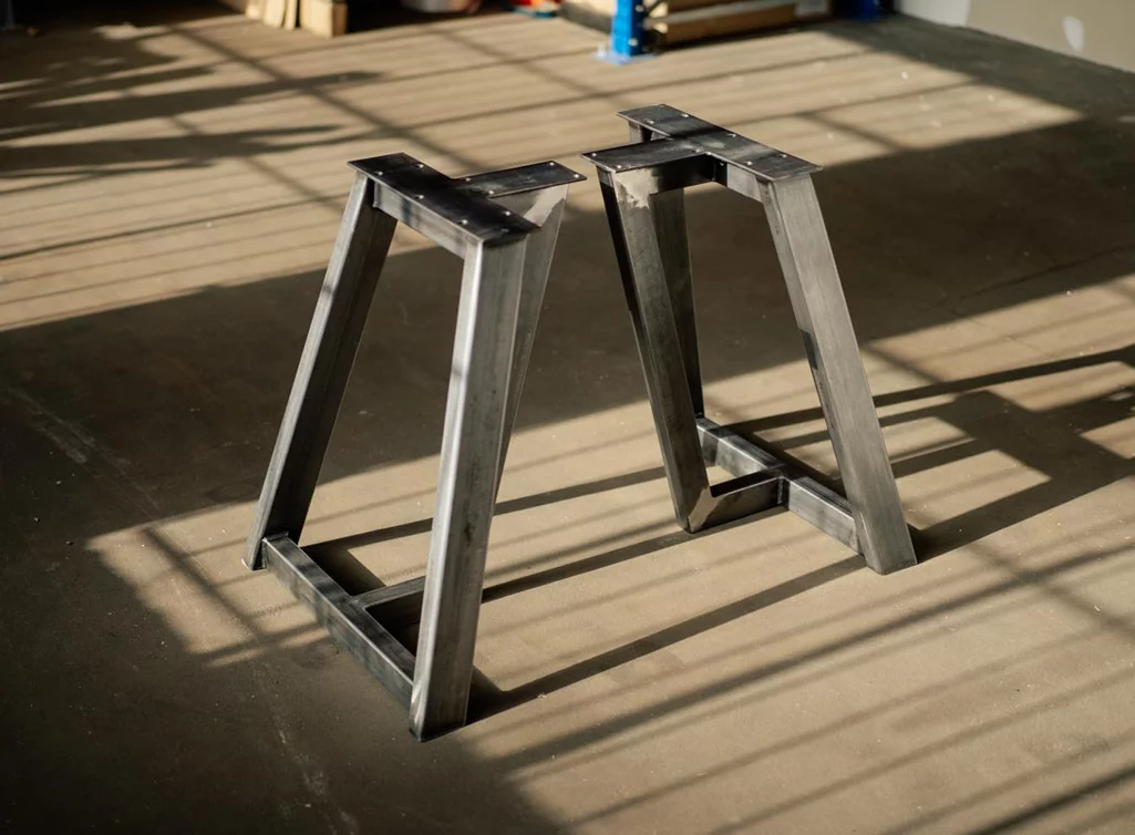 Tischuntergestell mit 15 Grad Schrägstellung in der Tiefe und 10 Grad in der Breite