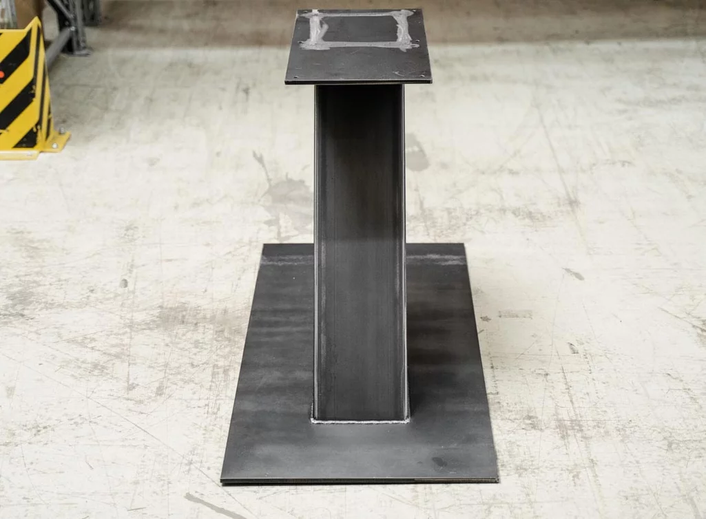 Stylisches Metall Untergestell in schräger Bauweise Stylisches Metall Untergestell in schräger Bauweise