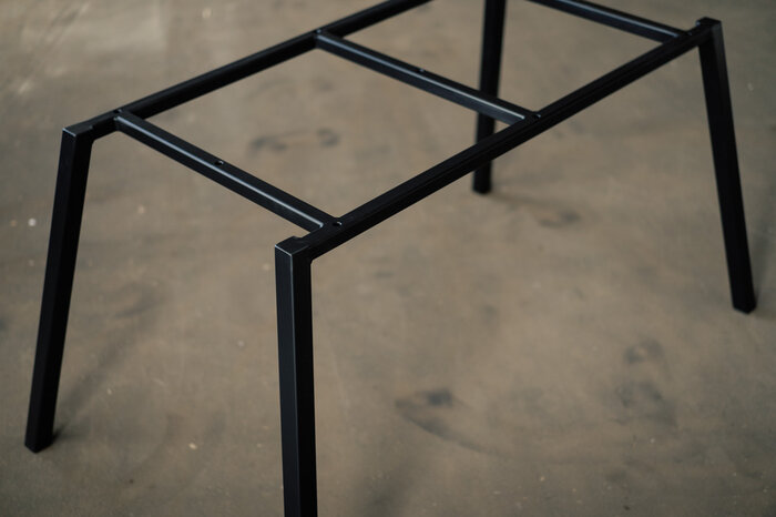 Selbsttragendes Tischgestell AZA787 in schwarz lackiert