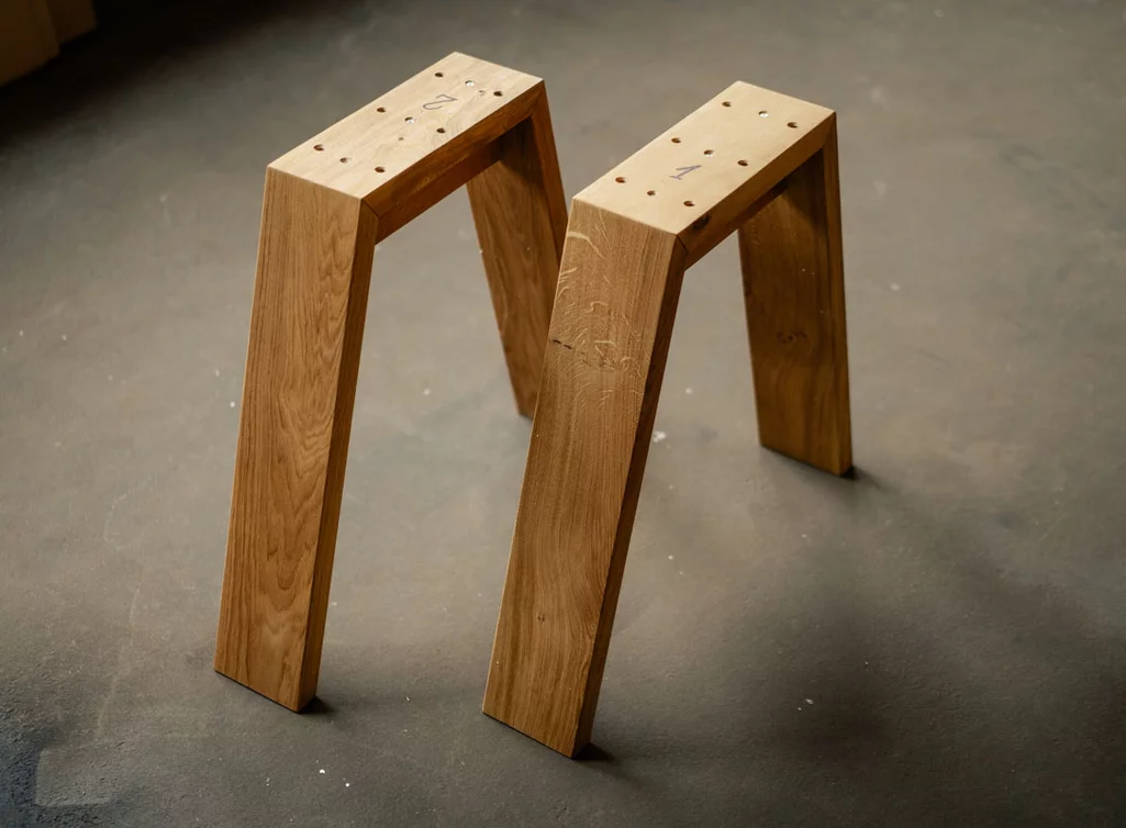 Massives Untergestell auf Maß in klassischer Bauweise gefertigt.