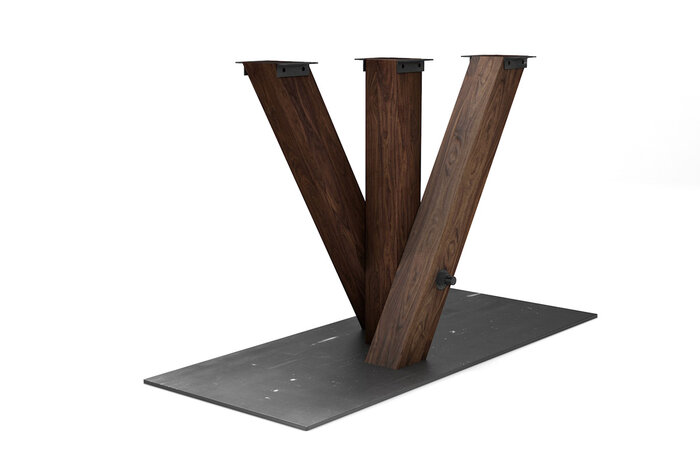 Esstisch Mittelfuß aus Nussbaum auf Maß mit einer Stahl Bodenplatte gefertigt