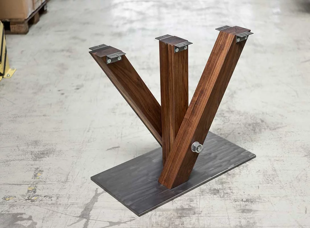 Esstisch Mittelfuß Nussbaum auf Maß mit Stahl Bodenplatte 