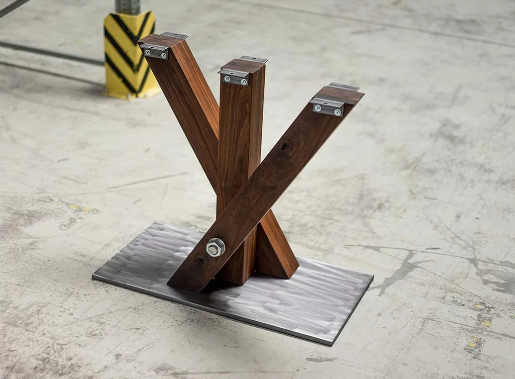 Esstisch Mittelfuß Nussbaum auf Maß mit Stahl Bodenplatte 