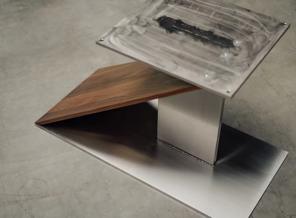 VIR5C aus Edelstahl und Nussbaumholz in vollmassiver Ausführung